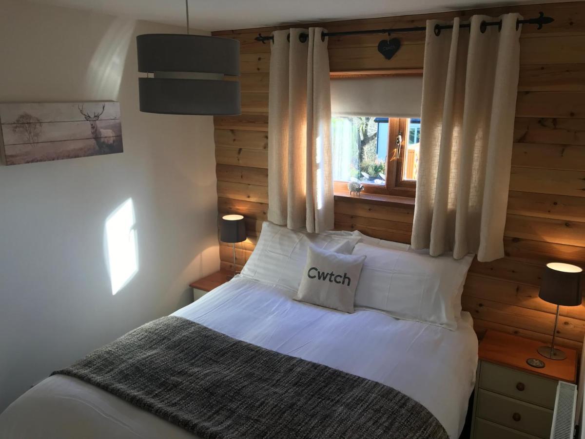 Swansea Log Cabin Pontardawe エクステリア 写真