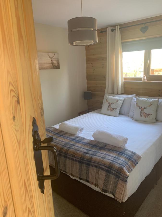 Swansea Log Cabin Pontardawe エクステリア 写真